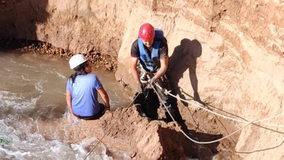 Tensi�n en Las Heras: as� rescataron a una mujer que cay� a las aguas del Canal Cacique Guaymall�n