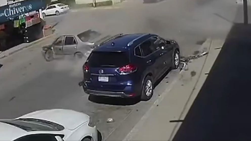 Un auto termina en un restaurante repleto tras un fuerte choque