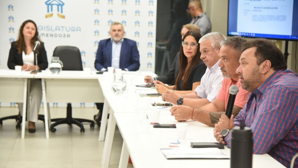 Gremios petroleros y camioneros alertan por crisis ambiental y despidos en Mendoza Norte
