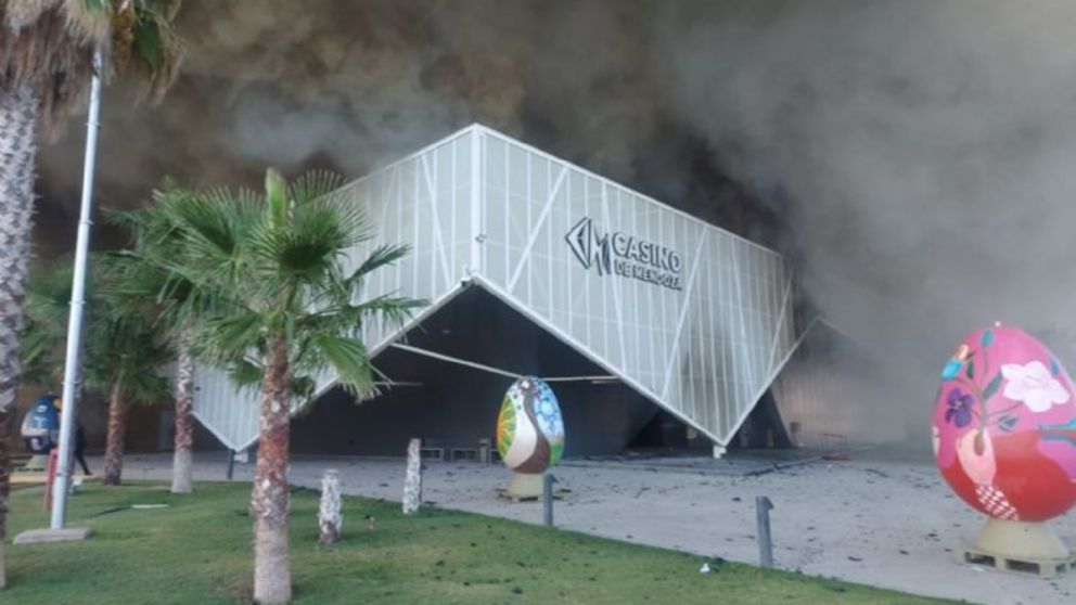 Polémica por el incendio en el Casino de San Martín: bomberos denuncian que el 911 nunca los llamó