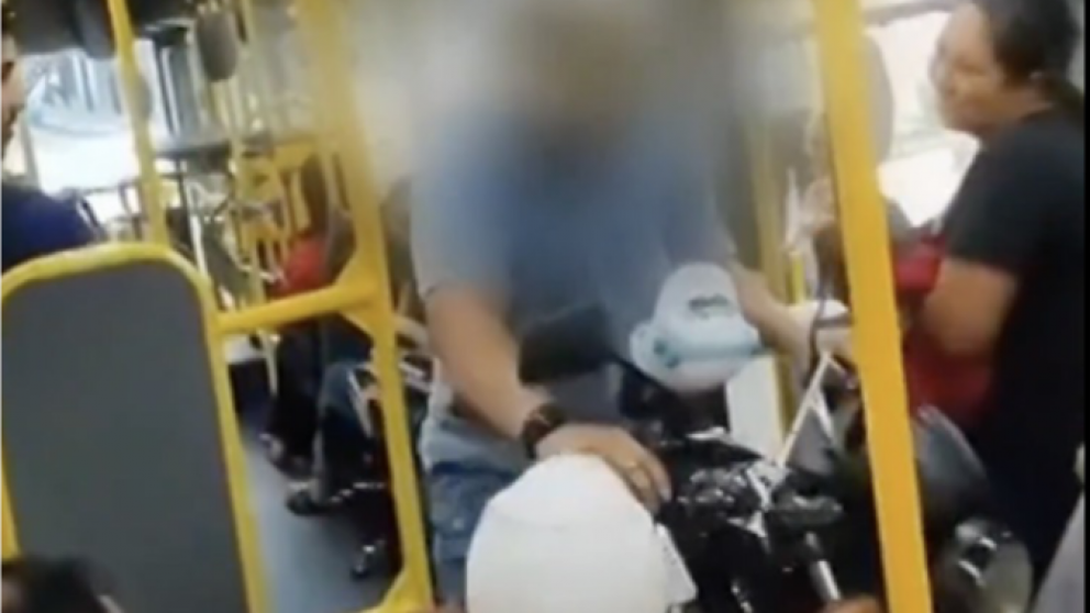 Un hombre subió con su moto como pasajero de autobús en Brasil