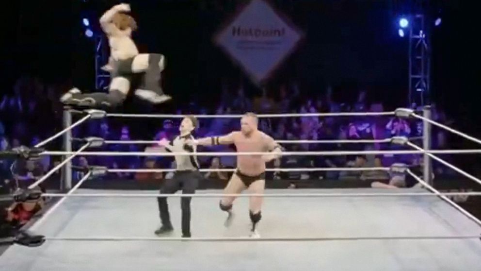 Árbitro sufre hemorragia cerebral en pleno combate y siguen luchando como si nada