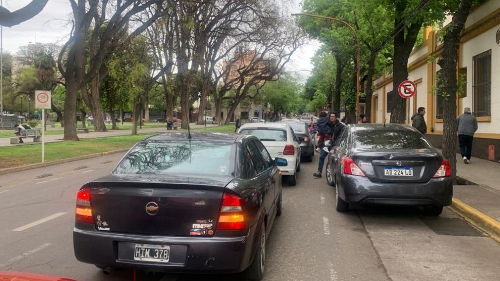 Doble fila en calle Necochea / Diario Mendoza Today