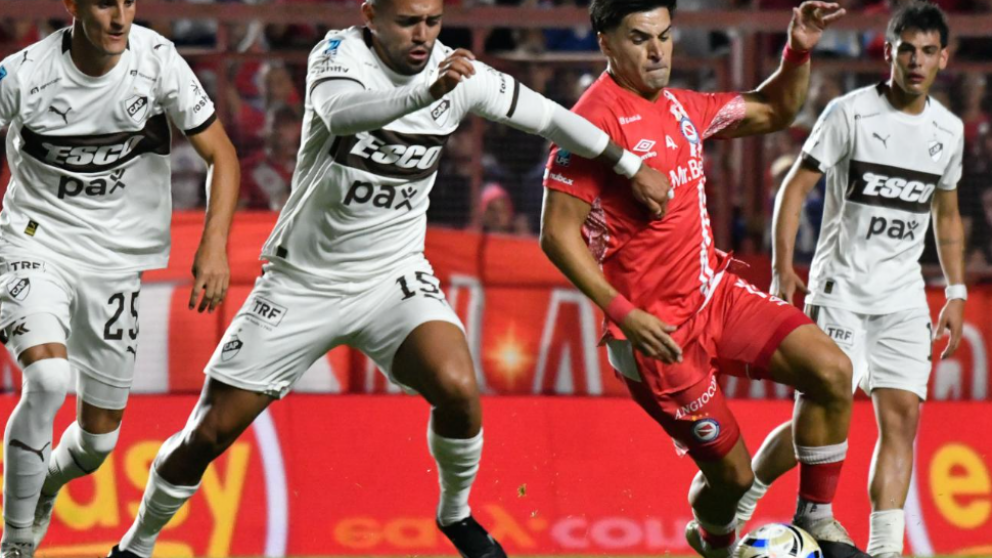 Un penal polémico le dio la victoria al Bicho en La Paternal.