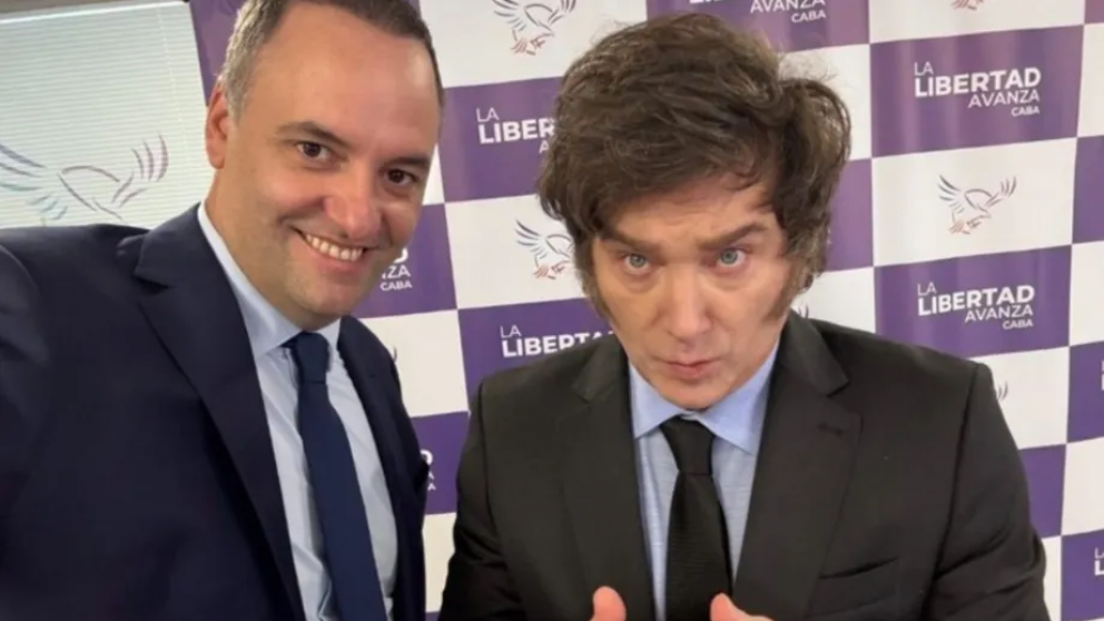 Manuel Adorni dixit: “Esto me pasó porque soy una parte de Milei. Le pegan a él”