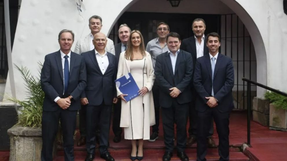 De izq. a der. arriba: Dr. Marcelo Carbone, Dr. Walter Labonia, Dr. Alejandro Yankowski y Dr. Martín Cuestas. Abajo: Ing. Héctor Martini, Cdor. Raúl Olmos, Dra. Andrea Falugi, Dr. Richard Malan y el Dr. Francisco Osella.