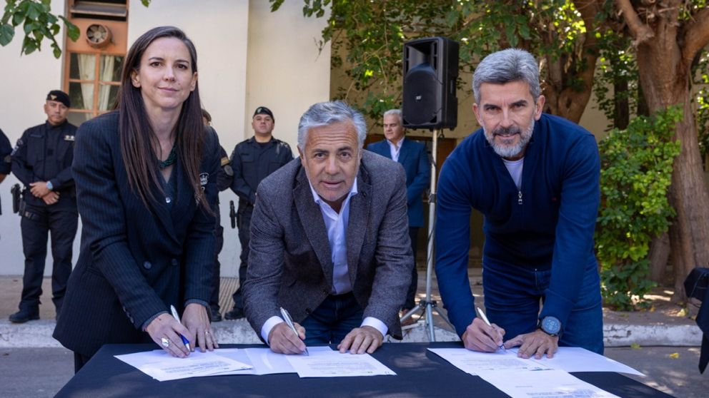 Ulpiano Suarez y Alfredo Cornejo entregaron las primeras pistolas Taser a preventores de la Ciudad