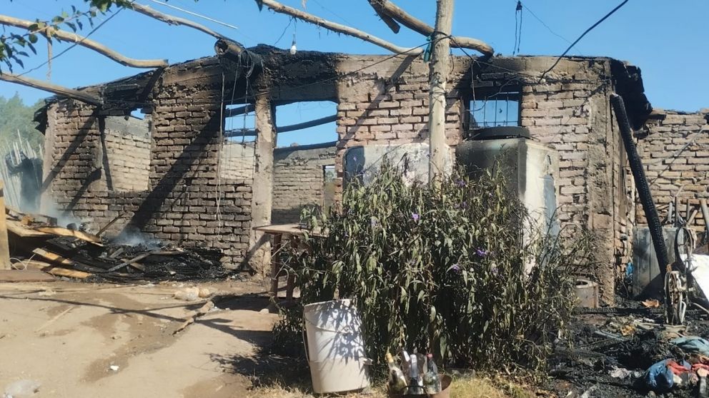 Un incendio destruyó por completo una vivienda en Las Heras: no hubo heridos