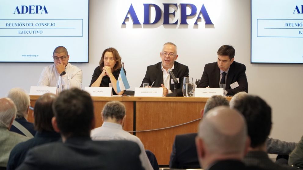 Martín Etchevers, presidente de Adepa, habla durante la Junta de Directores.