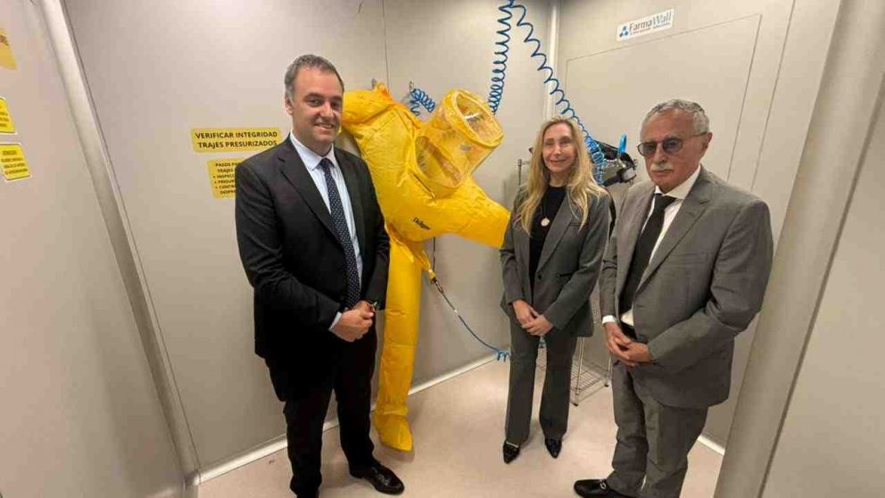 Karina Milei no le suelta la mano a Adorni (y por la izquierda agarró a Lugones)