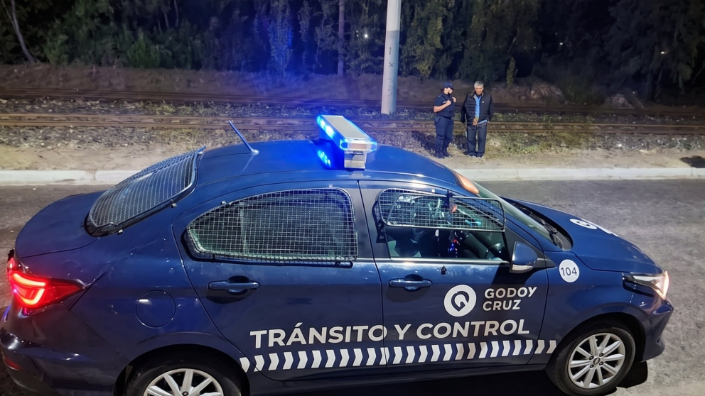 Tensión en Godoy Cruz: rescataron a un hombre que quiso arrojarse a las vías del Metrotranvía