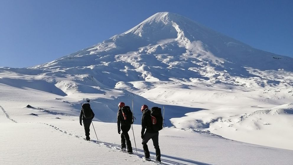 Un operativo de emergencia busca dar con un argentino desaparecido en el volcán Llaima de Chile