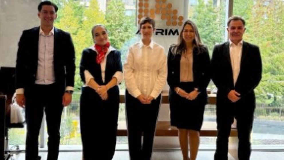 La ministra Jimena Latorre y Sebastián Piña, SEO de Impulsa Mendoza, junto a representantes de la industria minera de Chile. / Foto: APRIMIN.