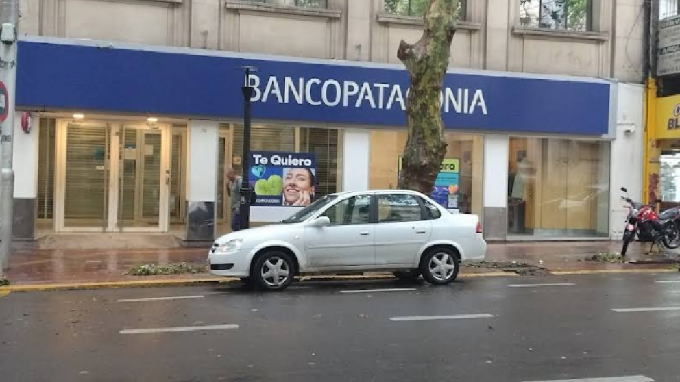 Pánico en pleno centro mendocino: evacuaron un banco por un principio de incendio