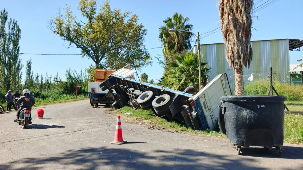 Un vehículo encerró a un camión y lo hizo volcar en Guaymallén