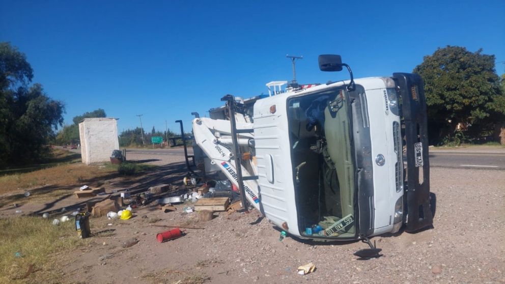 Un cami�n volc� en San Rafael luego de realizar una maniobra evasiva: un herido