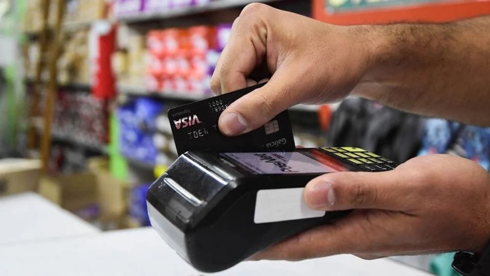 Consumo en abril: caen las compras masivas y crecen indumentaria y vivienda