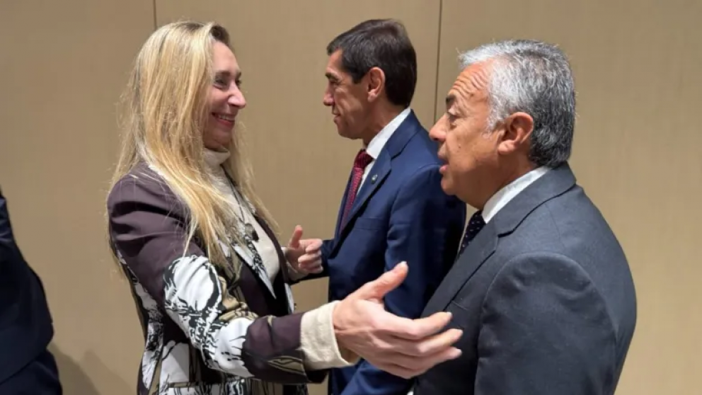 Una interna silenciosa entre Karina Milei y Santiago Caputo define la relación entre la Casa Rosada y Mendoza