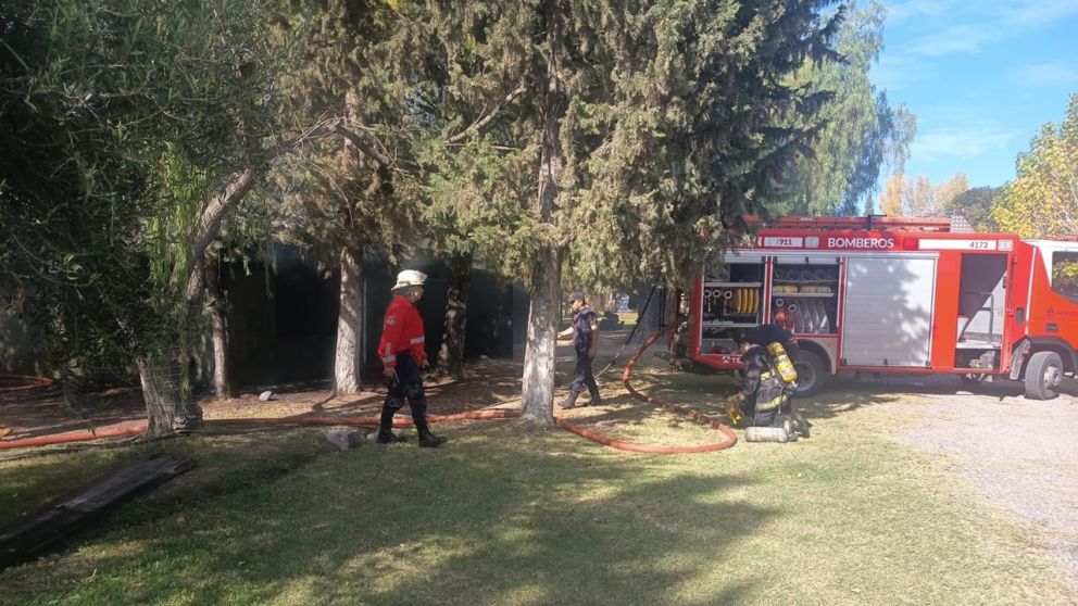 Incendio total en un salón de eventos y una vivienda en Luján de Cuyo: no hubo heridos