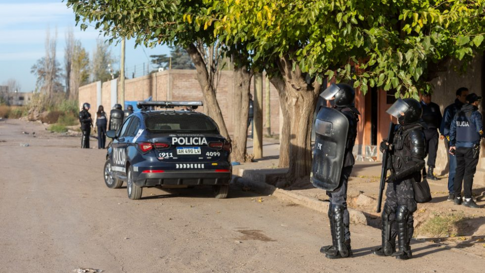 Guaymall�n: desarticularon una banda que extorsionaba y usurpaba viviendas