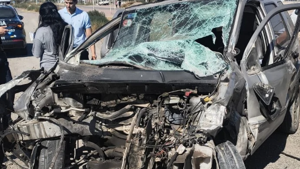 Una camioneta chocó contra un camión y volcó en el Acceso Este: una mujer resultó herida