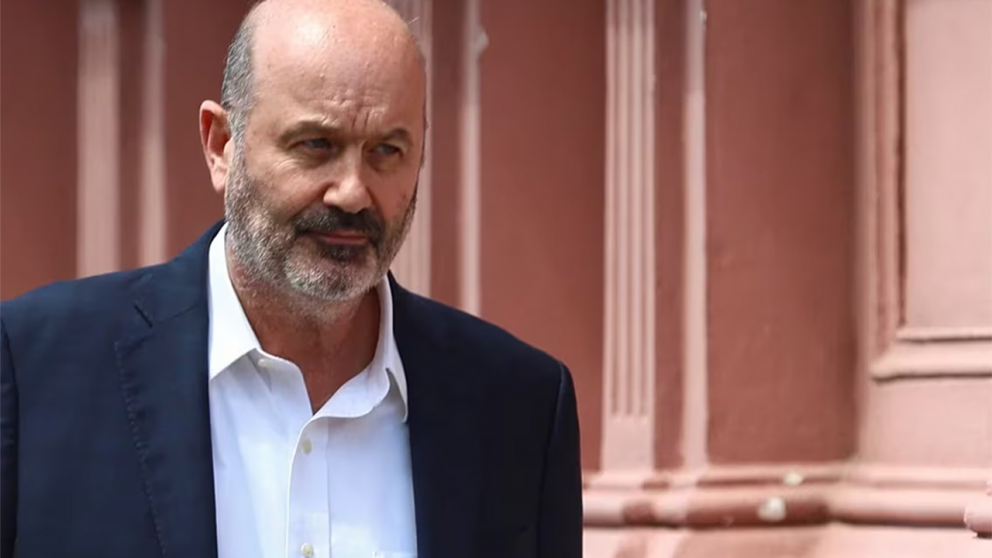 Sturzenegger quiso pasar inadvertido en el Monumental.