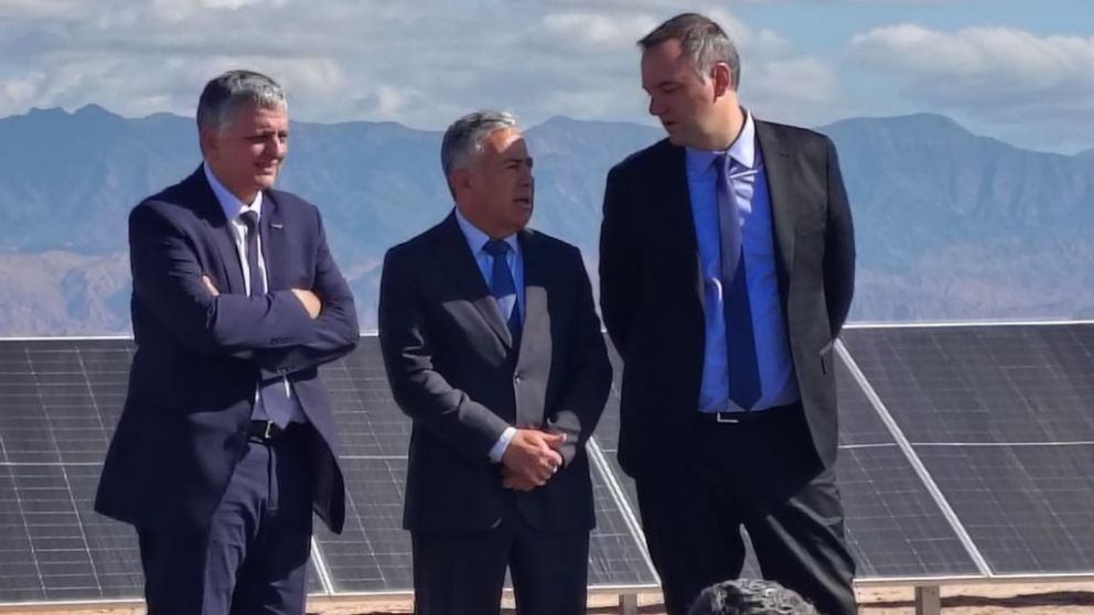 Manuel Adorni, jefe de Gabinete, junto con Alfredo Cornejo y el presidente de YPF, Horacio Marín /
Radio Mitre Mendoza