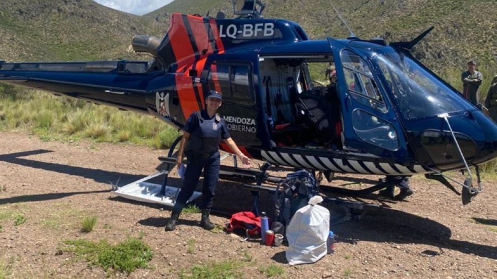 Entre sirenas y cuadernos: la vida de una policía que también es docente en el Valle de Uco