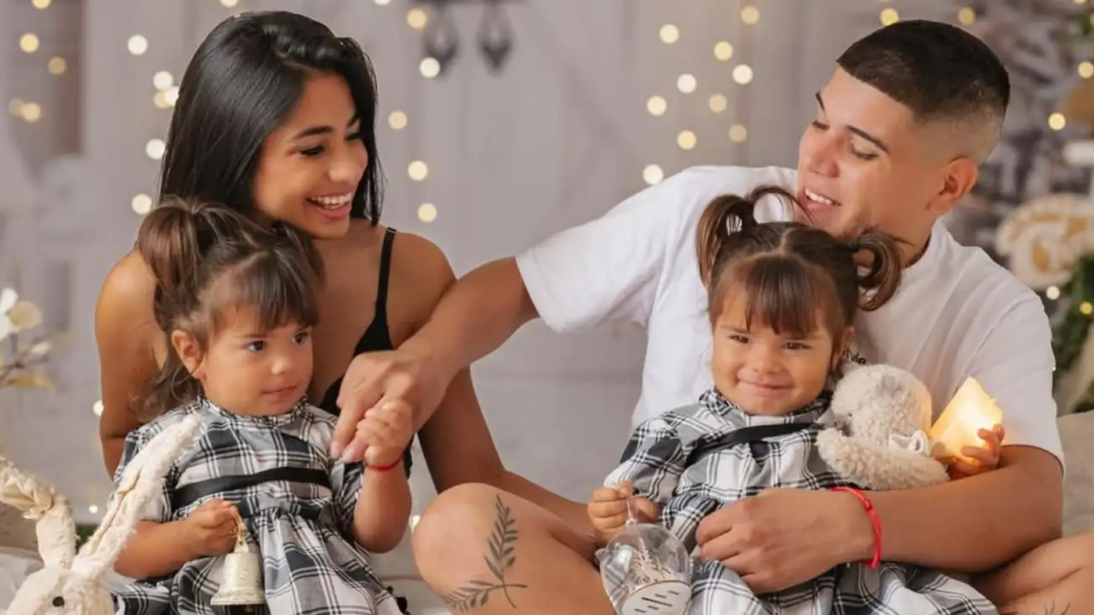 Daniela Celis y Thiago Medina junto a sus hijas | Instagram