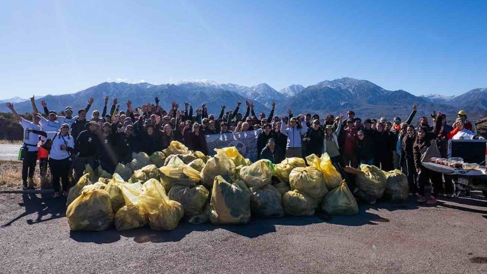 Exitoso operativo de limpieza en Potrerillos: sacaron 238 kilos de basura esparcida por todo el perilago