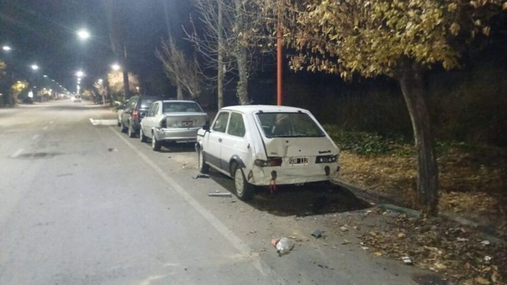 Un conductor ebrio perdi� el control de su auto y choc� a cinco veh�culos estacionados en Rivadavia