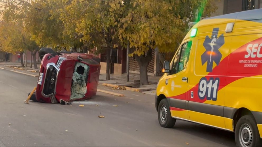 Violento choque y vuelco en Guaymallén: una Toyota derrapó 100 metros tras impactar contra una Amarok