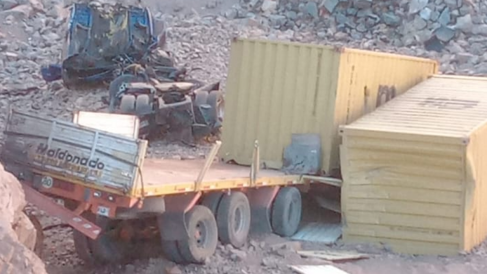 Un camión desbarrancó en Ruta 7: el chofer murió en el acto