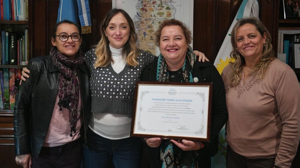 La senadora Anabel Fernández Sagasti distinguió en el Congreso a una escuela de robótica y a un boxeador mendocinos