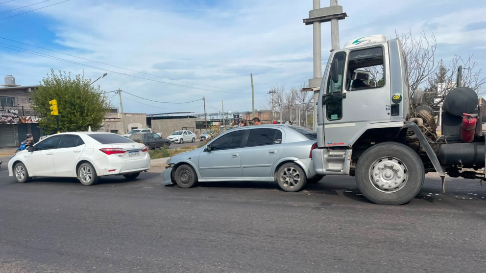 Un camión de la Municipalidad de San Rafael embistió a dos autos: un niño fue hospitalizado