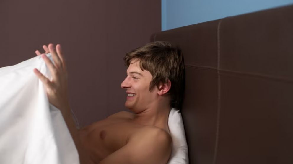 Rendir en la cama: la presión que empuja a más hombres a automedicarse con Viagra