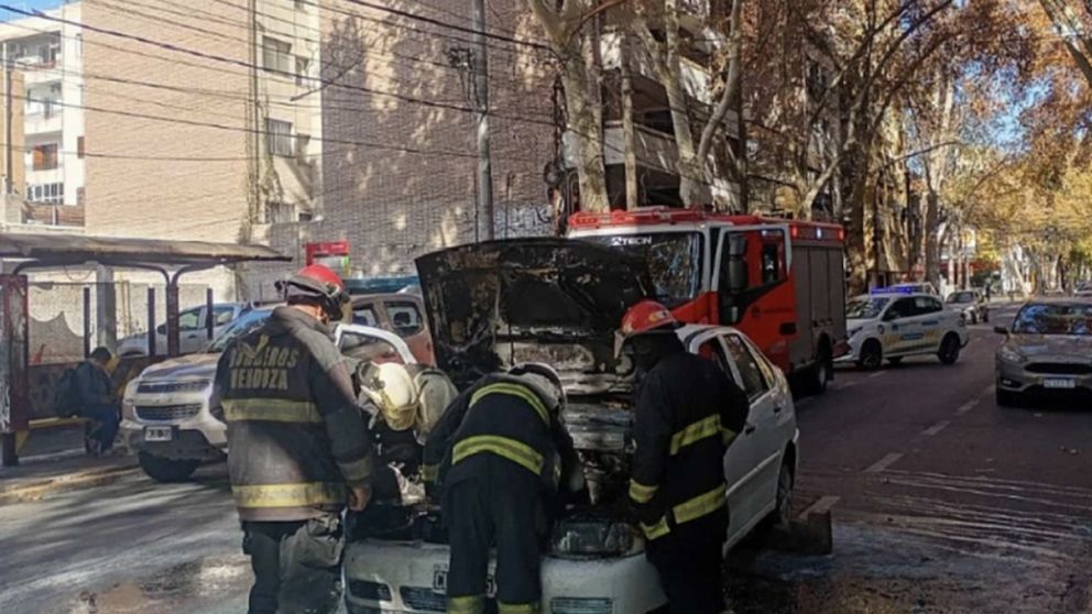 Un auto se incendió en pleno centro mendocino: no hubo heridos