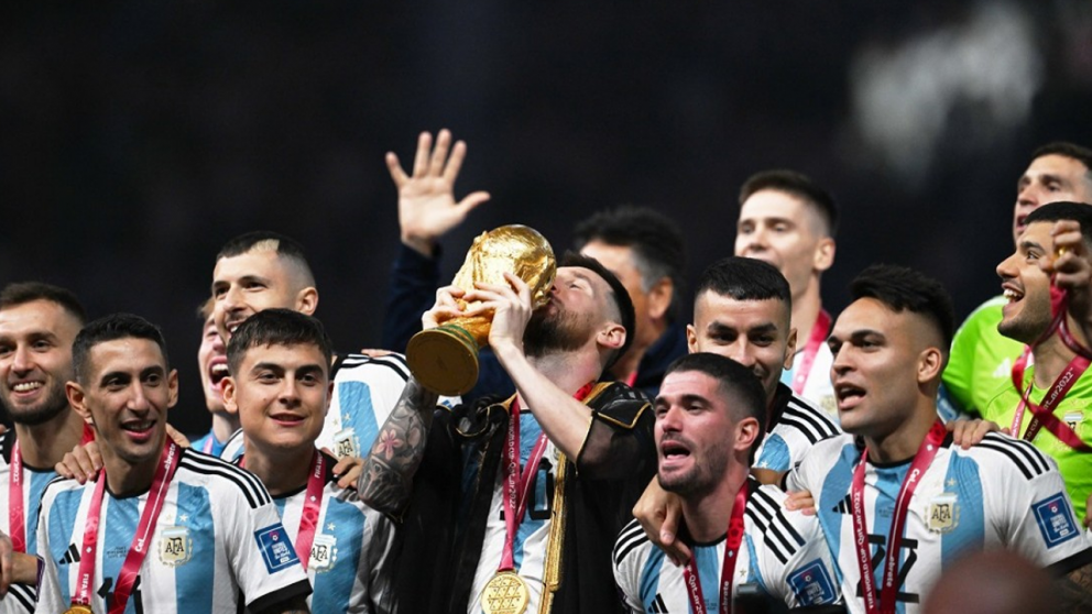 Emiliano Mart�nez y Lionel Messi recordaron los instantes previos a la hist�rica final con Francia en Qatar.
