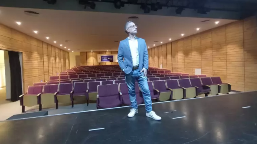 Pedrosa es Licenciado y Profesor en Comunicaci�n Social por la UNCuyo.
