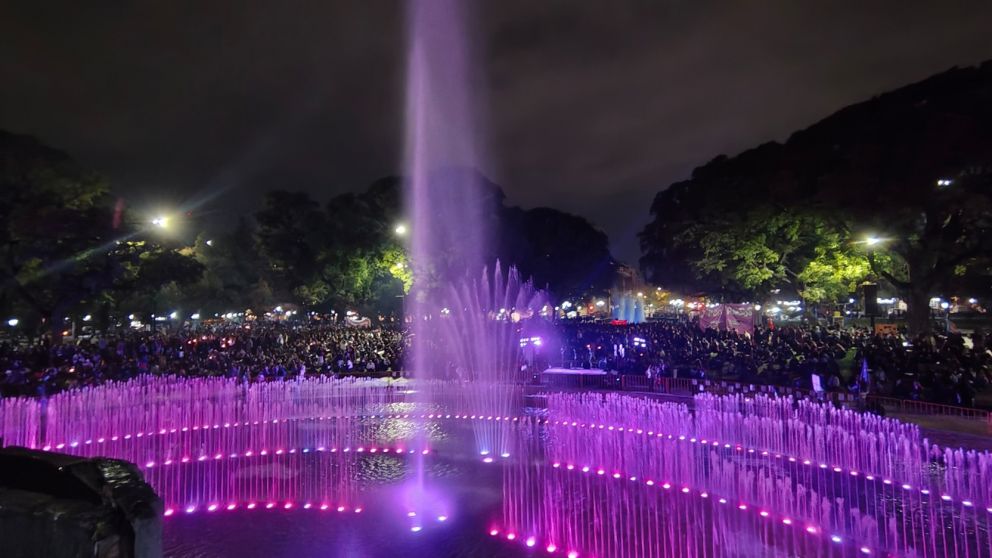 La fuente de la Plaza Independencia se ti�o de violeta
