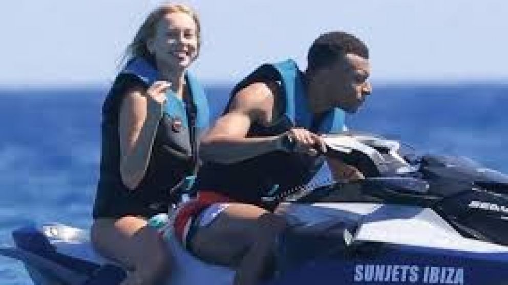 Fotos: Kylian Mbappé y Ester Expósito se tomaron unas mini vacaciones románticas en Ibiza antes del mundial
