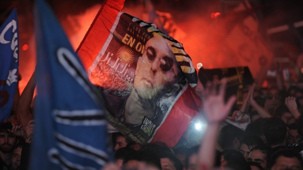 El humo rojo, las manos, la bandera con su cara: el ritual de siempre