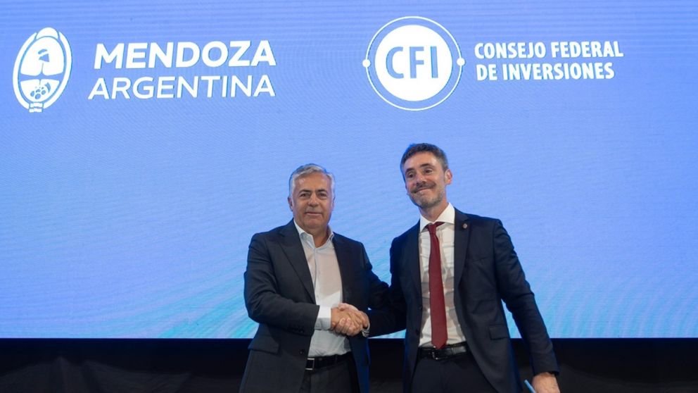 Cornejo en la Bolsa de Comercio de Mendoza, junto a Ignacio Lamothe