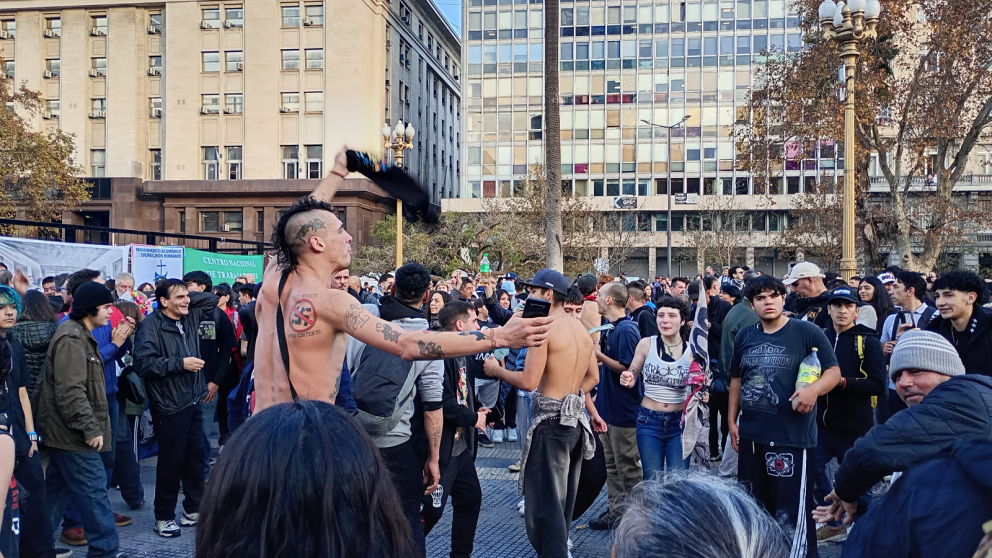 Videos: empujones, gases y tensi�n en la despedida del Indio Solari en Plaza de Mayo
