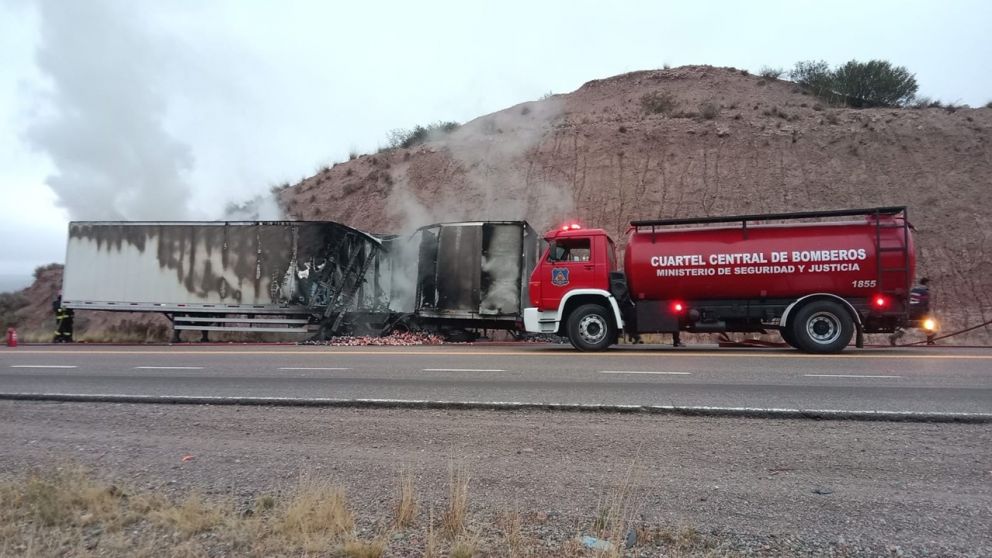 Incendio en un semirremolque de un cami�n en Alta Monta�a: el conductor logr� evitar una tragedia