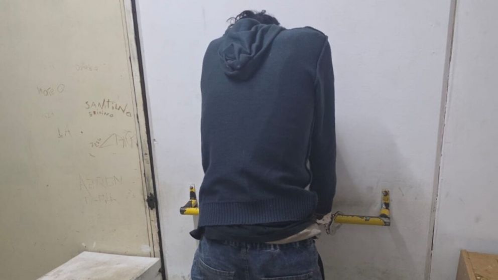 Detuvieron a un hombre que asalt� una helader�a en San Mart�n y se atrincher� en el ba�o