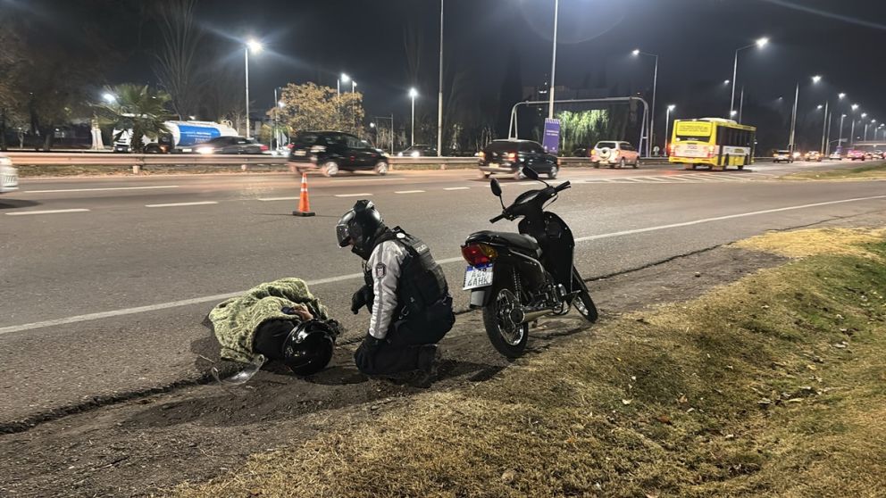 Guaymall�n: un motociclista fue impactado por la rueda de un cami�n de Aysam