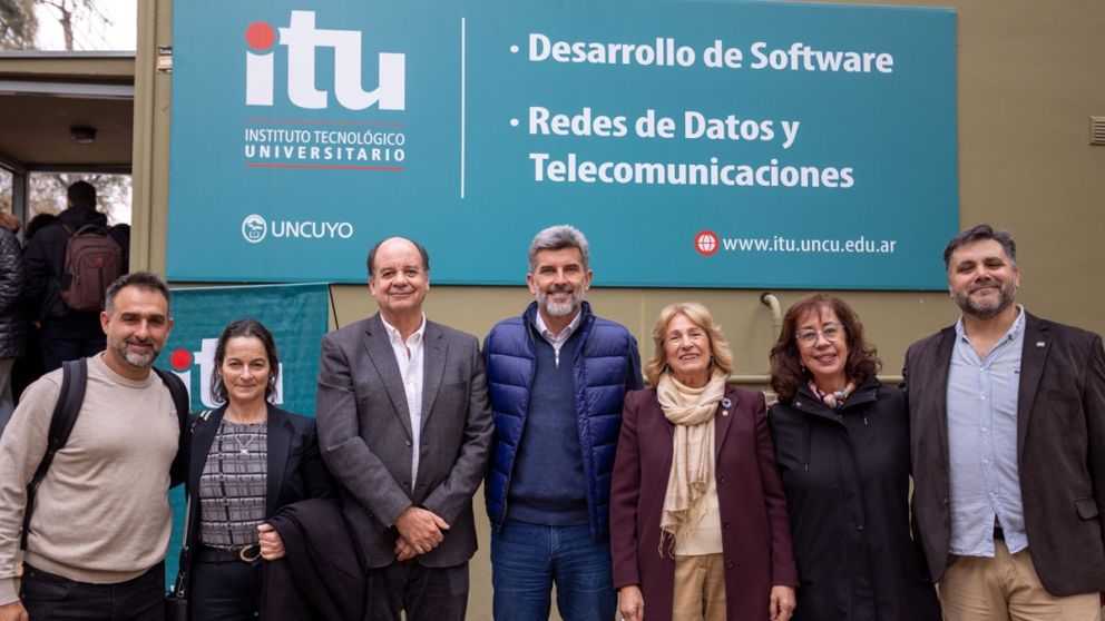 Ulpiano Suarez destac� la innovaci�n de los estudiantes mendocinos en la Feria de Emprendimientos Tecnol�gicos