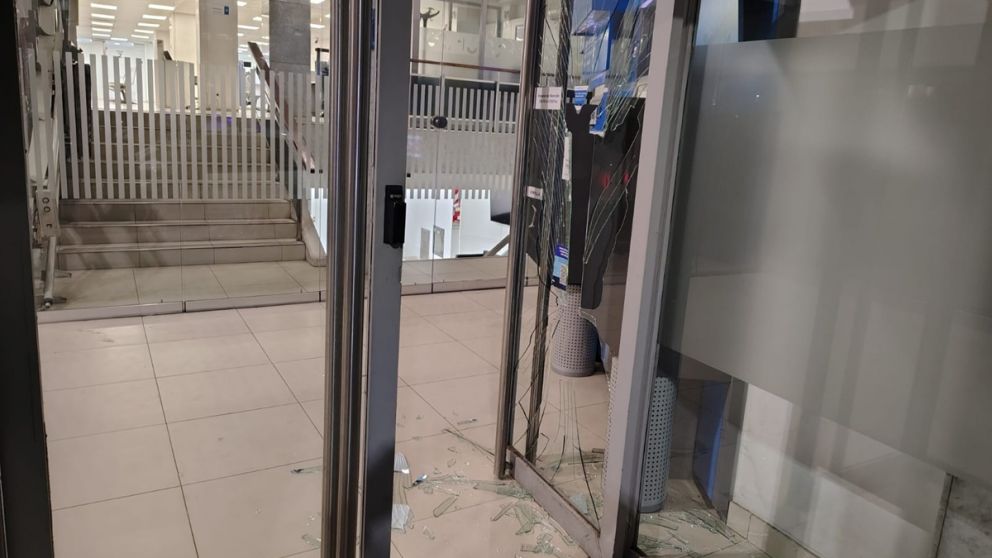 Detuvieron a un hombre por destruir la puerta de una sucursal del Banco Macro en Ciudad