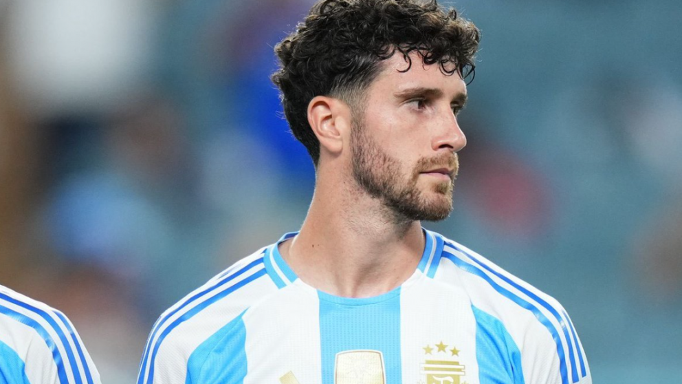 Marcos Senesi vuelve a vestir la camiseta del combinado nacional para afrontar los próximos compromisos internacionales del equipo de Lionel Scaloni.